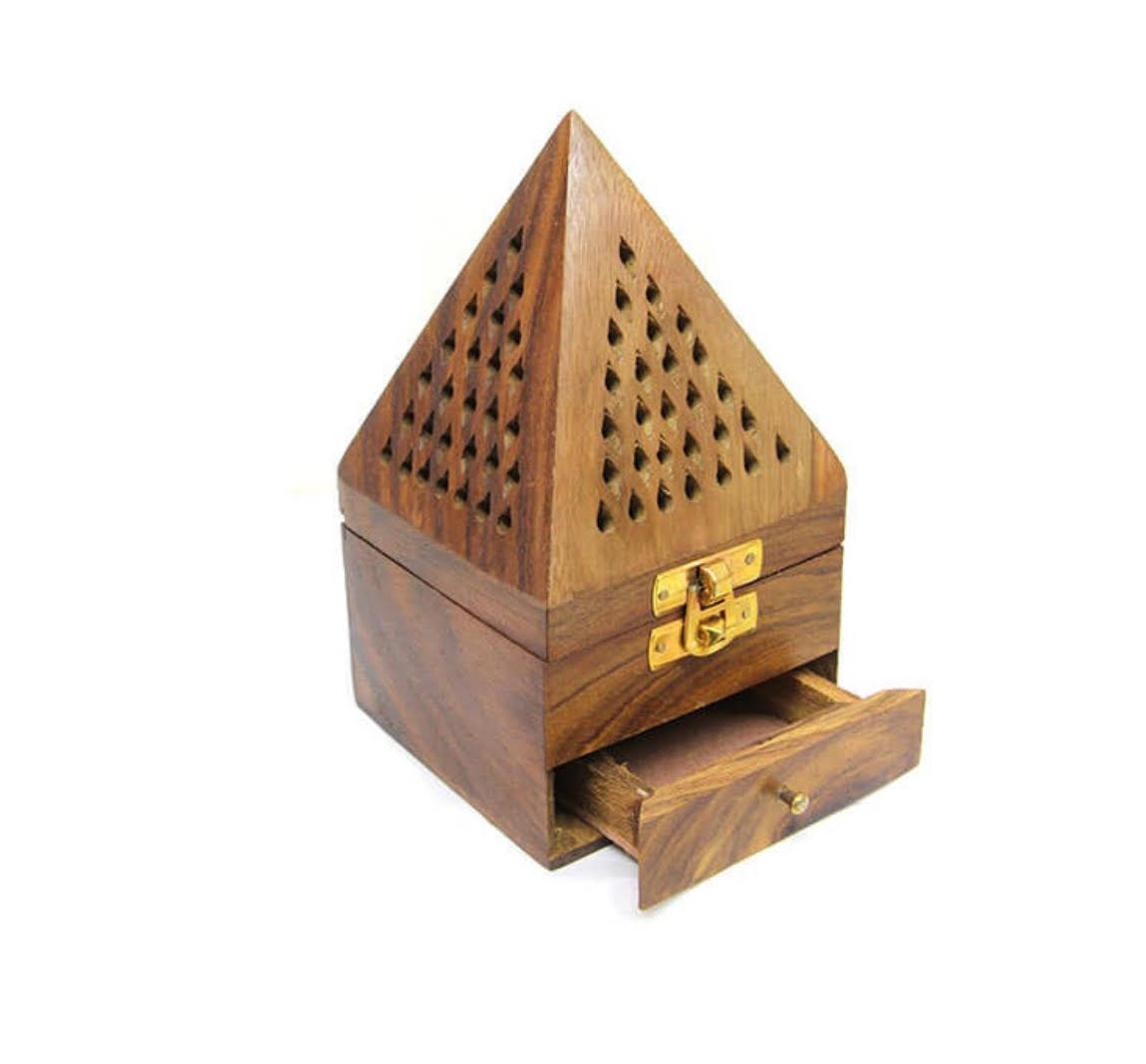 Ahşap Piramit Tütsülük