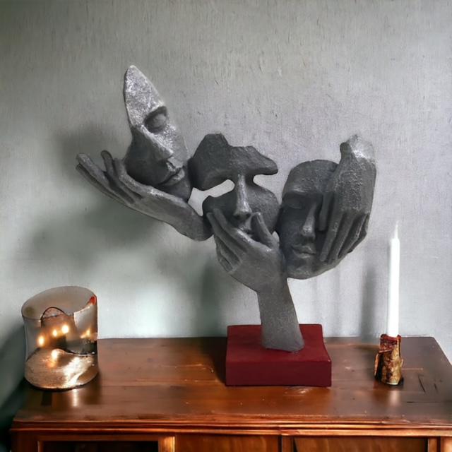 ÜÇ MAYMUNU OYNAMA HEYKELİ