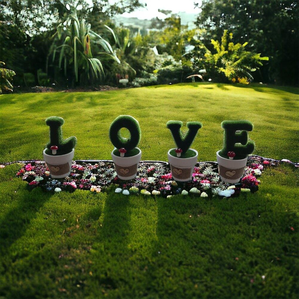 Dekoratif saksıda LOVE dekoru