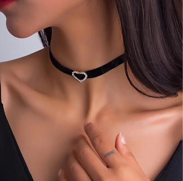 Kadife Taşlı Kalp Choker