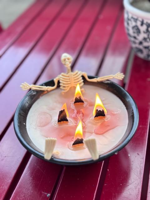 Küllerinden Doğan İskelet Mumluk